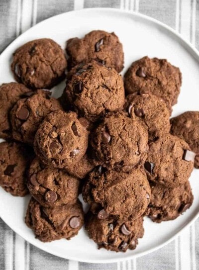 Gluten-Free Vegan Ginger Cookies with Chocolate Chips | SimpleGreenSmoothies.com #vegan #glutenfree #cookies