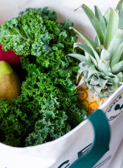 canvas tote full of produce oh the Dirty Dozen List or Clean 15 List from EWG.