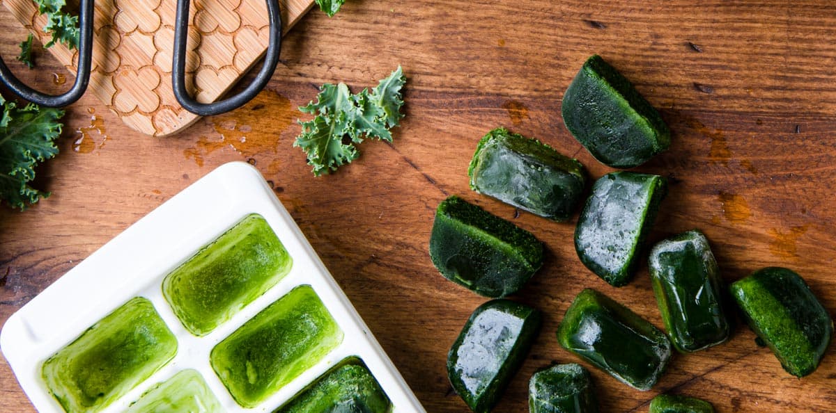 how to freeze fresh spinach in white ice cube trays.