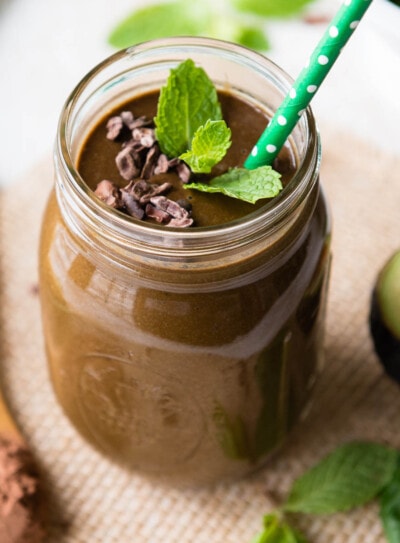 A mason jar filled with a skinny mint chocolate smoothie.