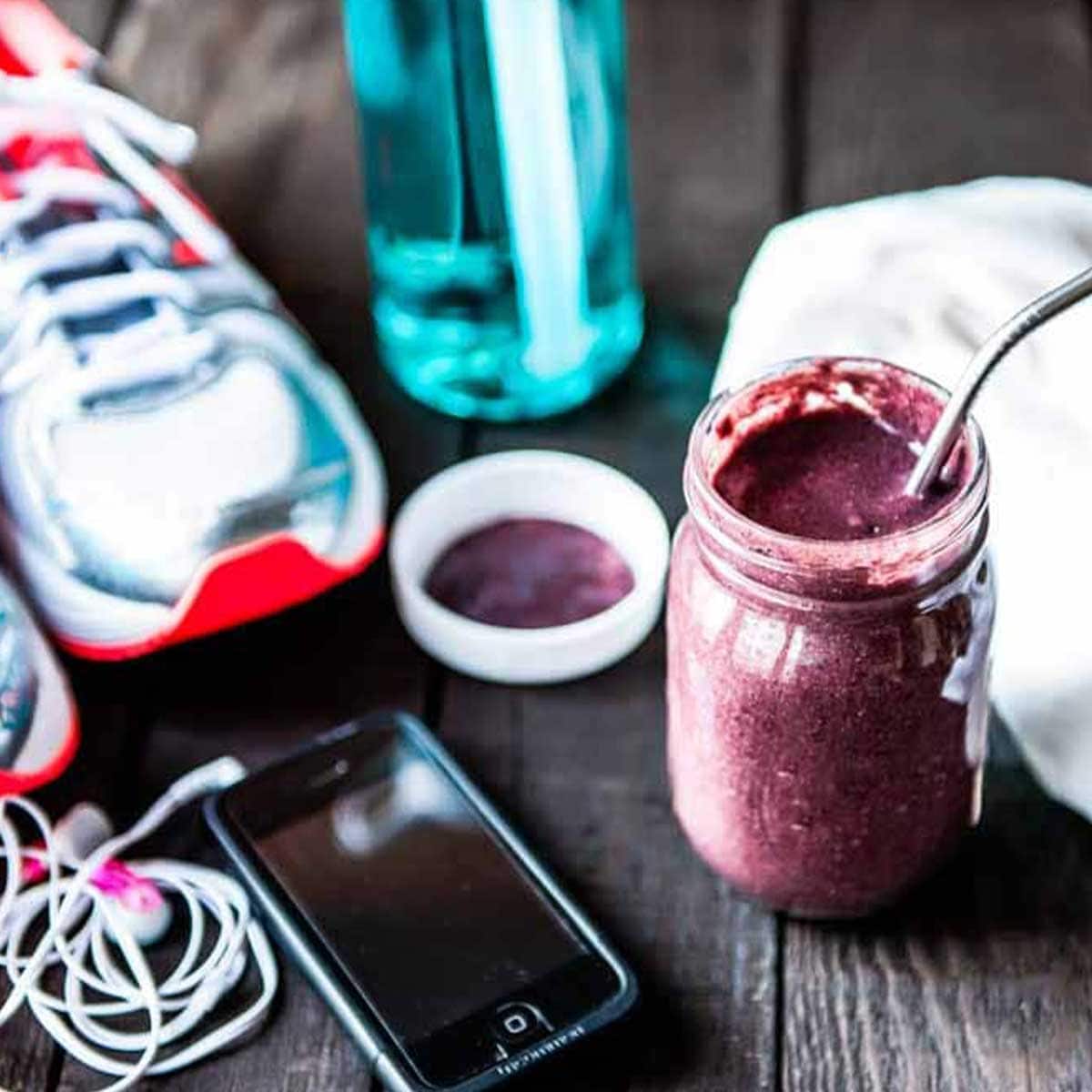 Workout smoothie with antioxidants and superfoods.