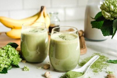 Vanilla matcha smoothie, one of the healthy smoothie ideas for weight loss.