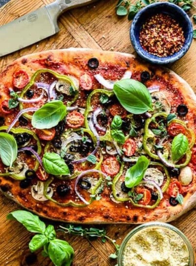 vegan pizza with vegetable toppings.